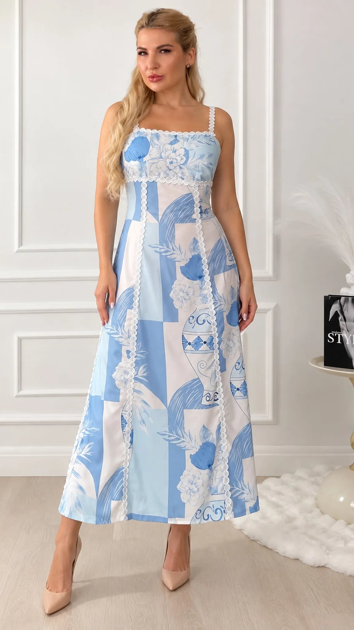 Dress with floral pattern and natural composition