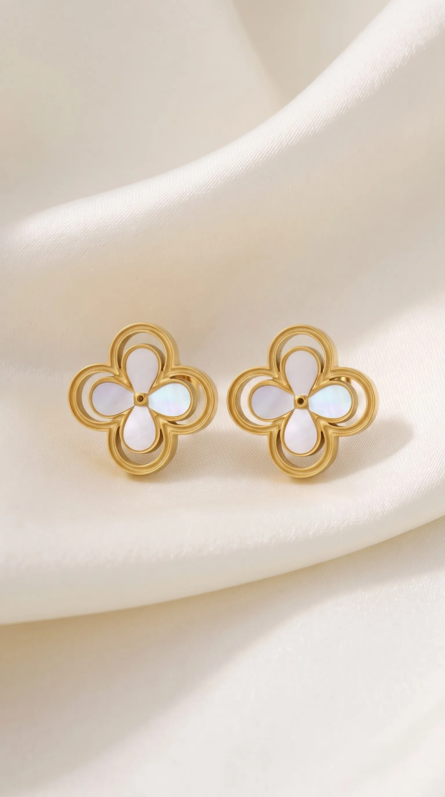Cloversi Clover Pearl – Серьги с перламутровым клевером